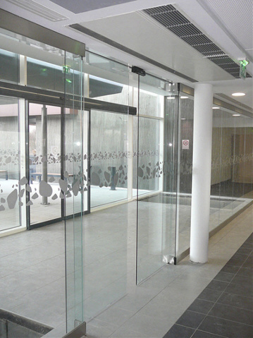 puerta automática de cristal